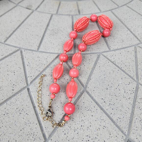 Vintage Chunky Coral Lucite Beaded Statement Necklace - Picture 5 of 8